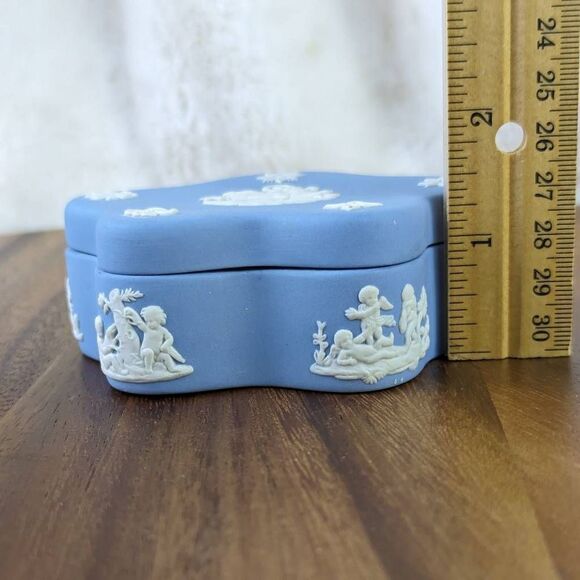 Wedgwood Pentafoil Jasperware Candy Box Pale Blue Cloud Shape 4"x1.5" - Picture 8 of 9
